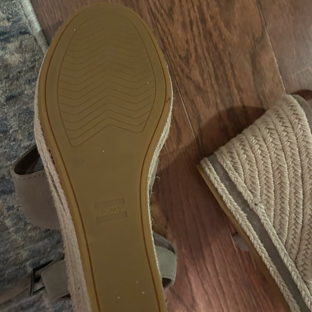 TOMS Women's Gray Wedge Sandals - Picture 7 of 7